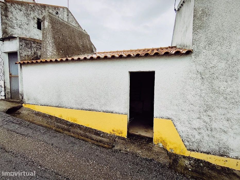 Casa à venda em Comenda: 2 quartos e adega charmosa!
