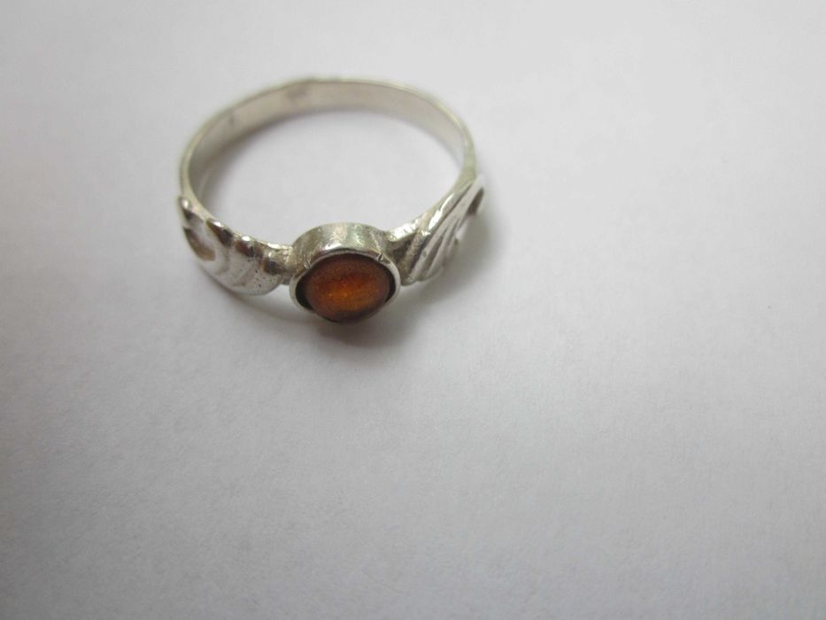 Stary srebrny pierścionek z bursztynem .