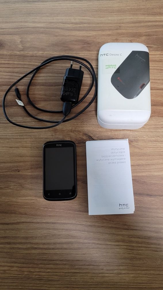HTC Desire C z ładowarką.