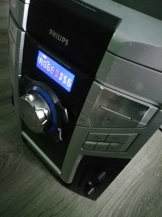 Wieża philips posiada wejście na USB jest na 3 płyty CD
