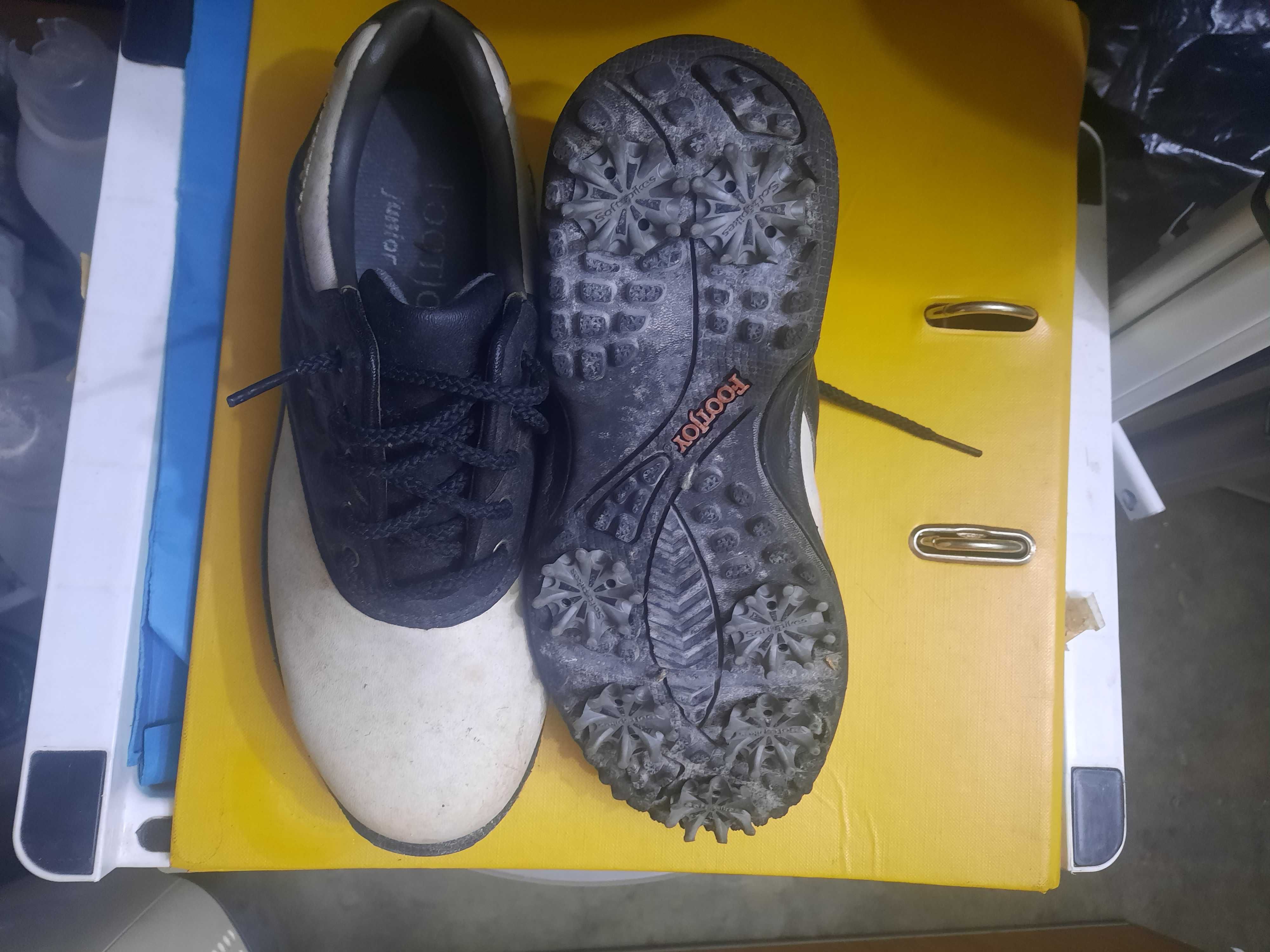 Sapatos de golfe criança medida 32,5 com pouco uso.