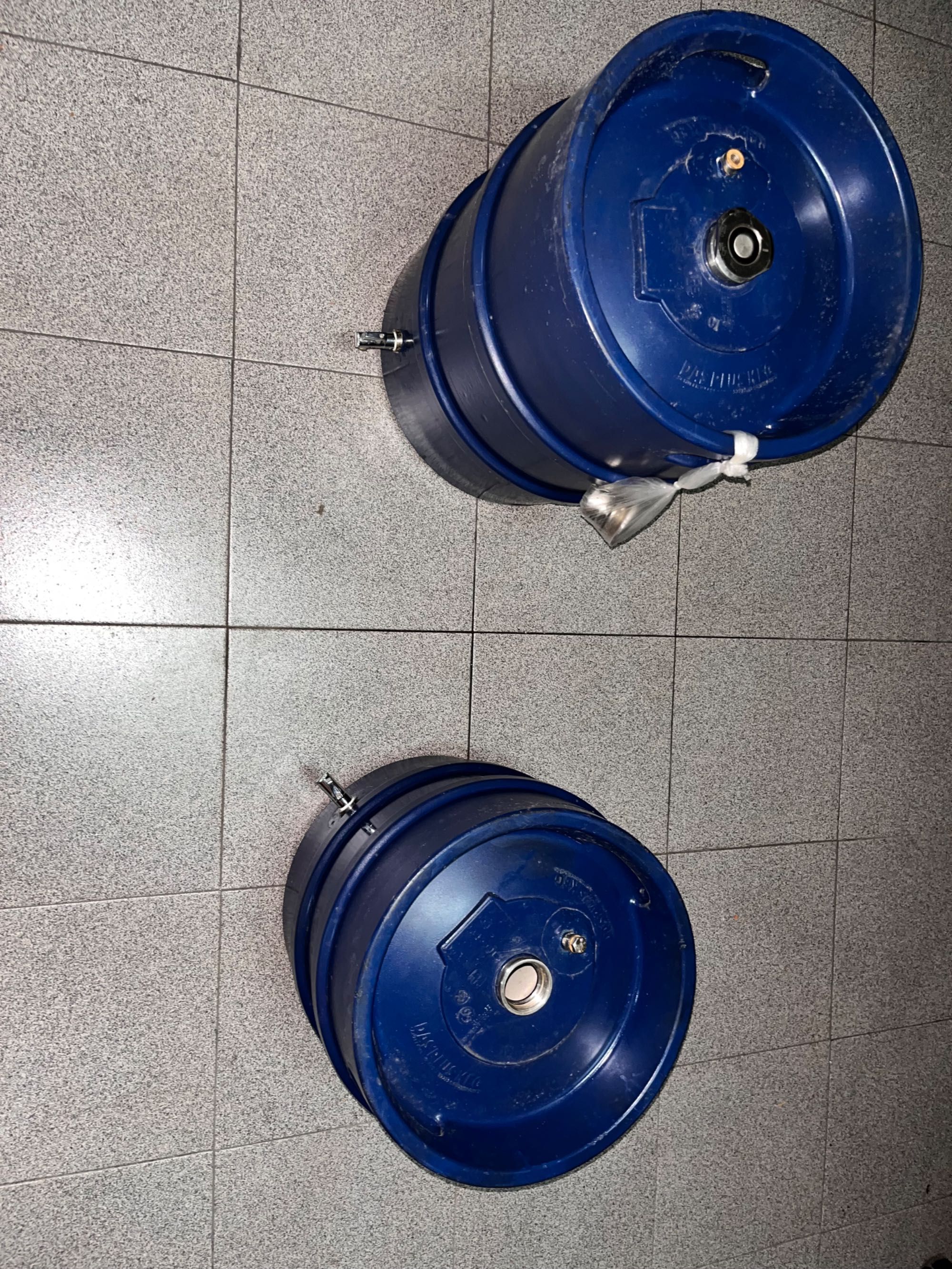 2 bidões com torneira em inox