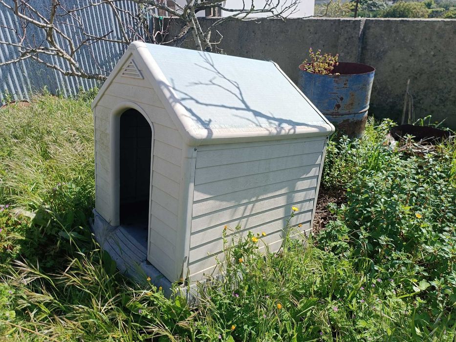 Casota para cão porte grande ou médio.  Espaçosa, resistente, lavável.