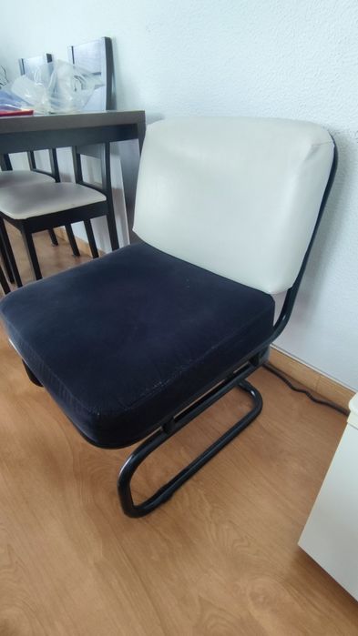 Sofa individual preto e branco