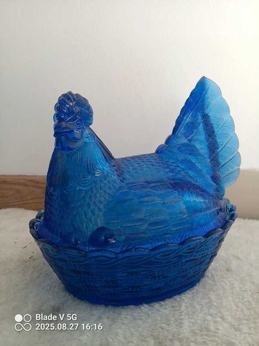 Duża szklana kobaltowa kura Ząbkowice 21 cm bomboniera