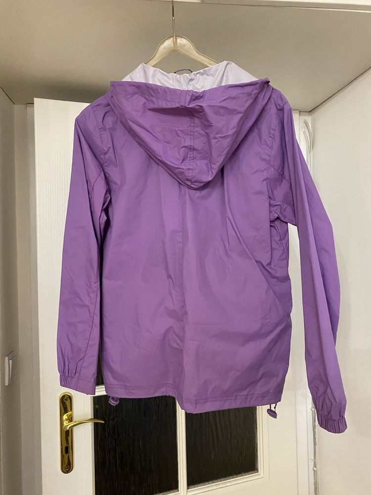 Fioletowa kurtka przeciwdeszczowa