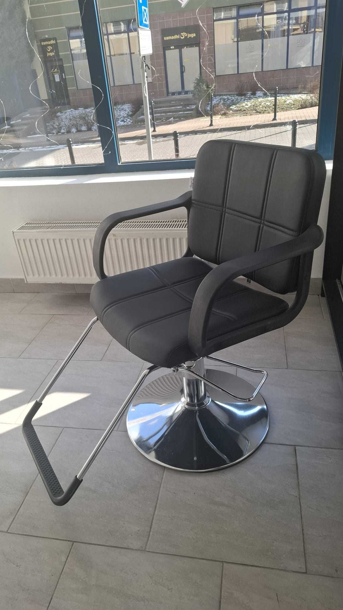 Fotel fryzjerski Eli z podnóżkiem chromowanym