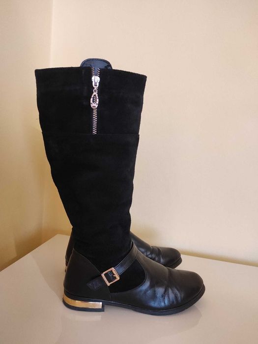 Сапожки зимові жіночі шкіряні теплі 37 розмір в хорошому стані

Довжин