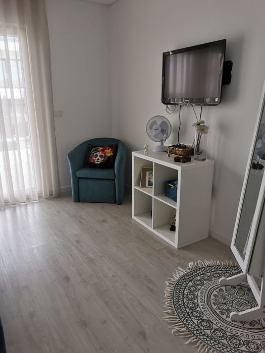 Cama casal e cadeirão