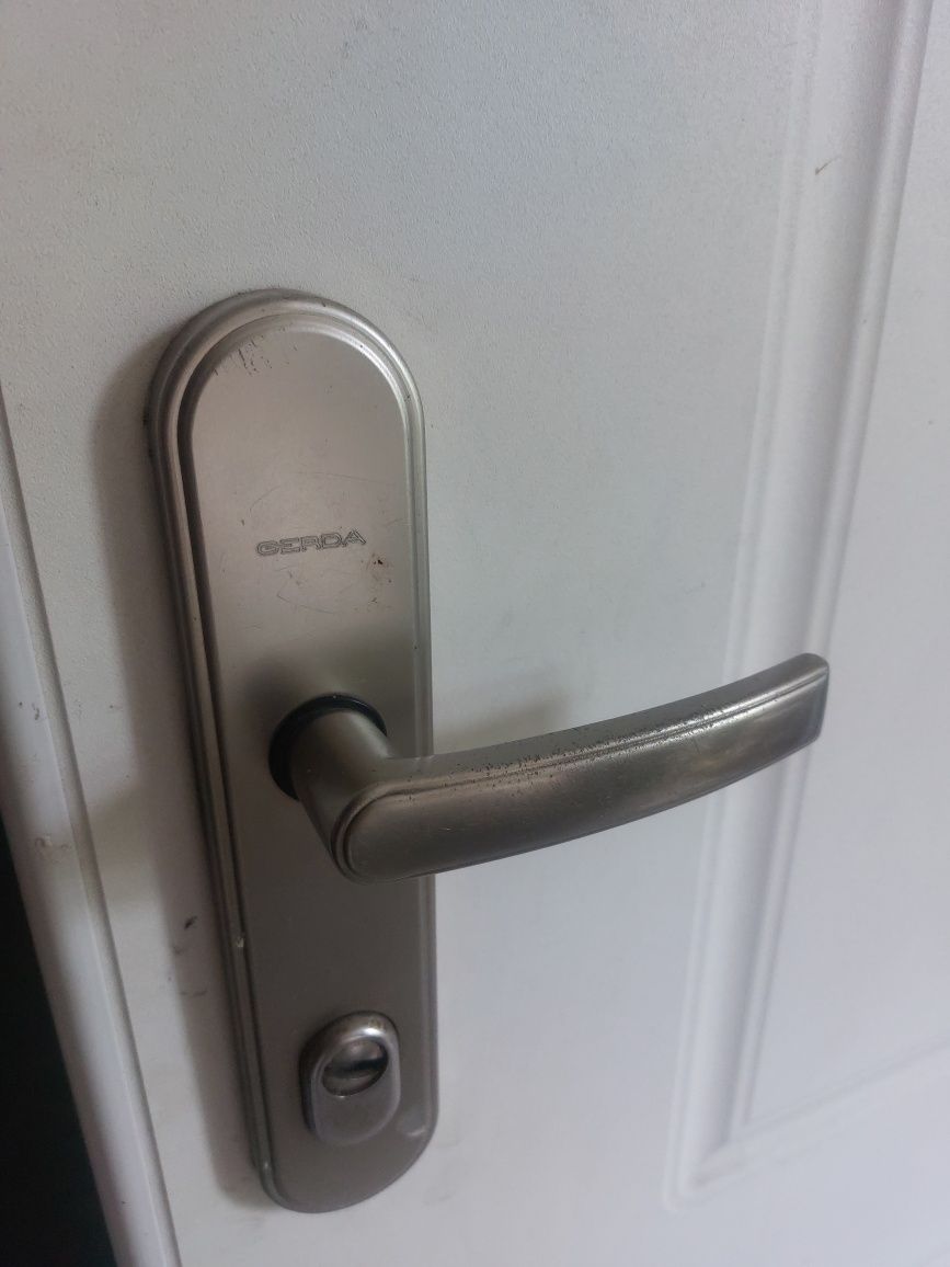 Solidne ciężkie drzwi zewnętrzne wejściowe