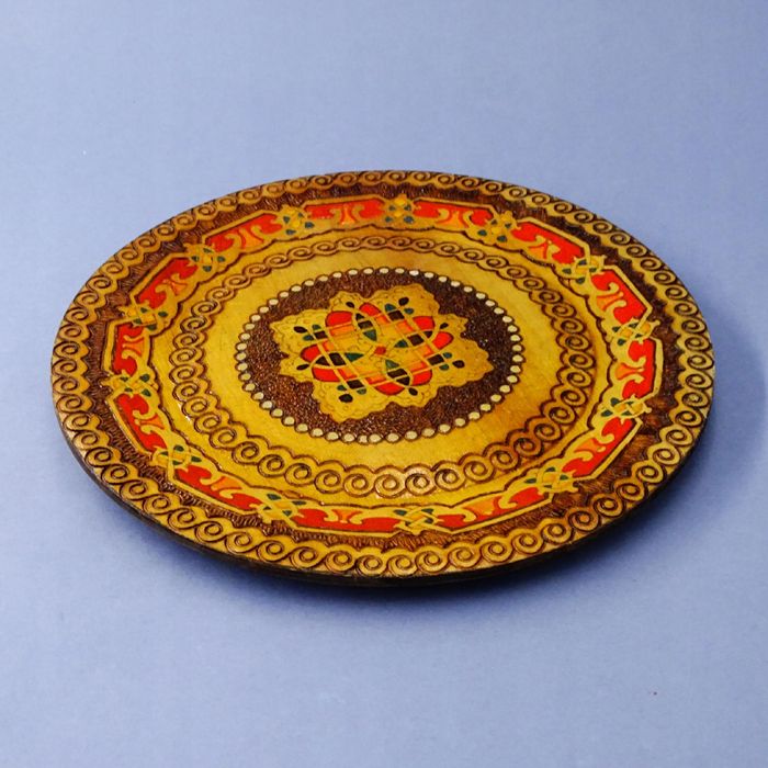 bałkany zdobiony talerzyk drewniany ozdoba naścienna folk styl ludowy