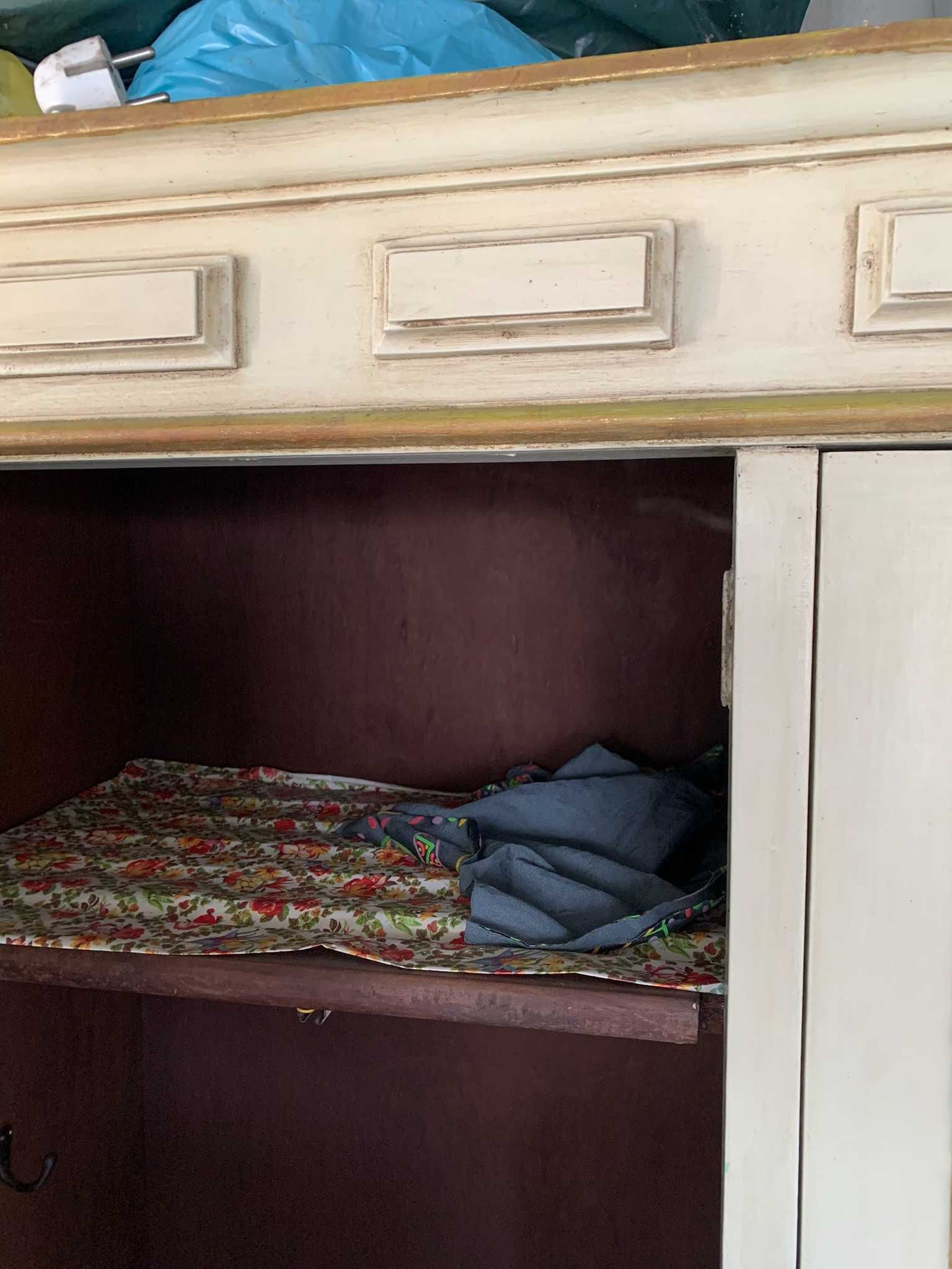 Móvel  antigo com duas portas para restauro.