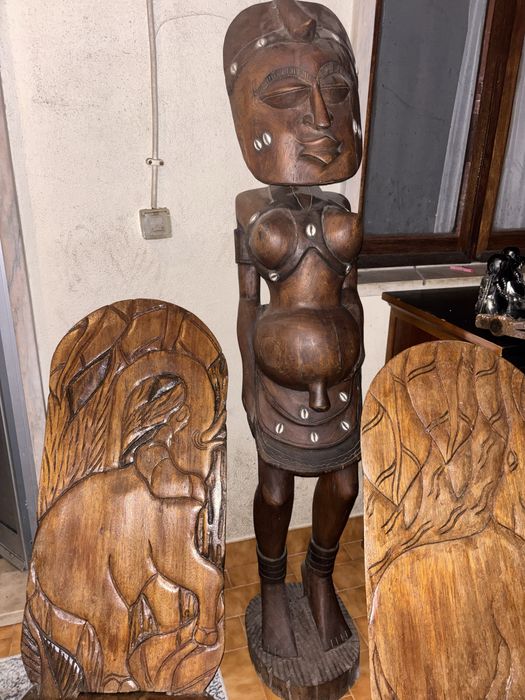 Cadeiras e estátua africanas para venda