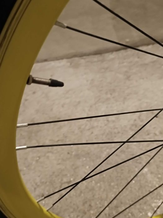 Bicicleta lindíssima com rodas com aros especiais:oferta acessórios
