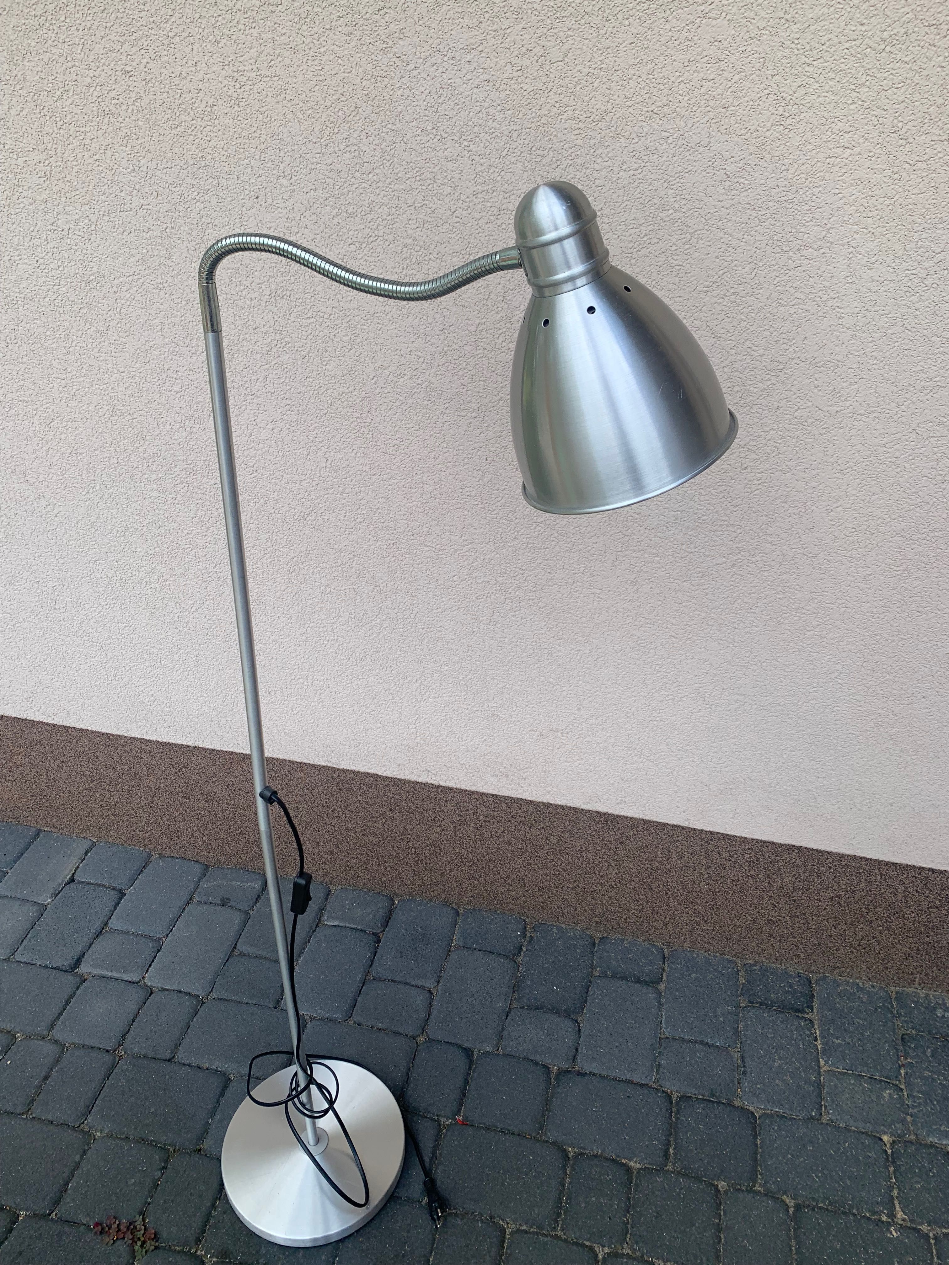 Lampa stojąca regulowana