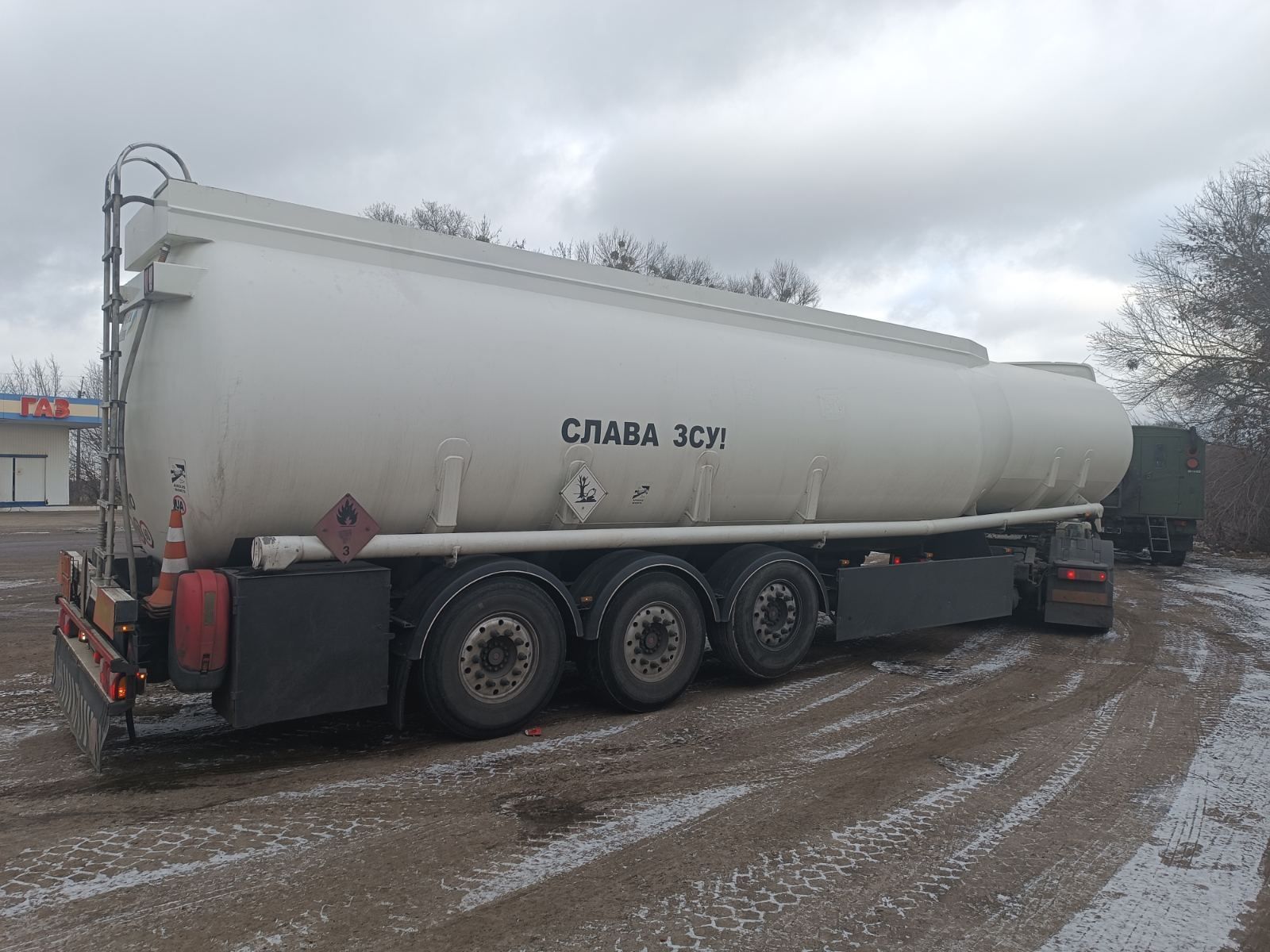 Продам напiвпричеп бензовоз цистерна.