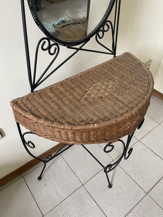 Mesa e espelho: palhinha e ferro