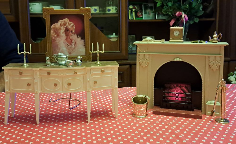 Podświetlany kominek, piękna komoda z szufladami I portretem Barbie