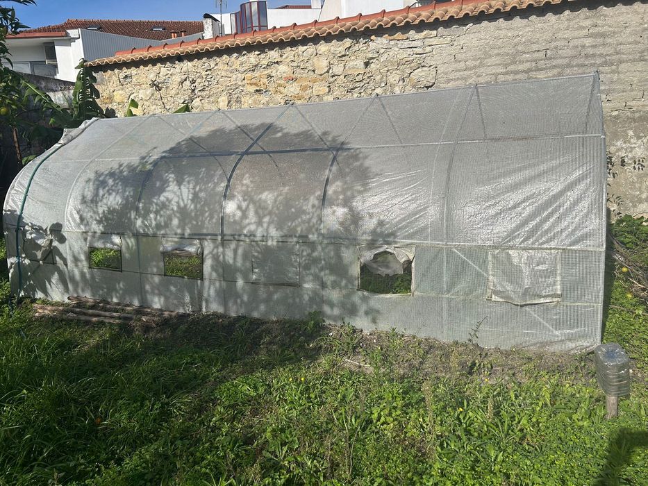 Caixa de água e estrutura de estufa