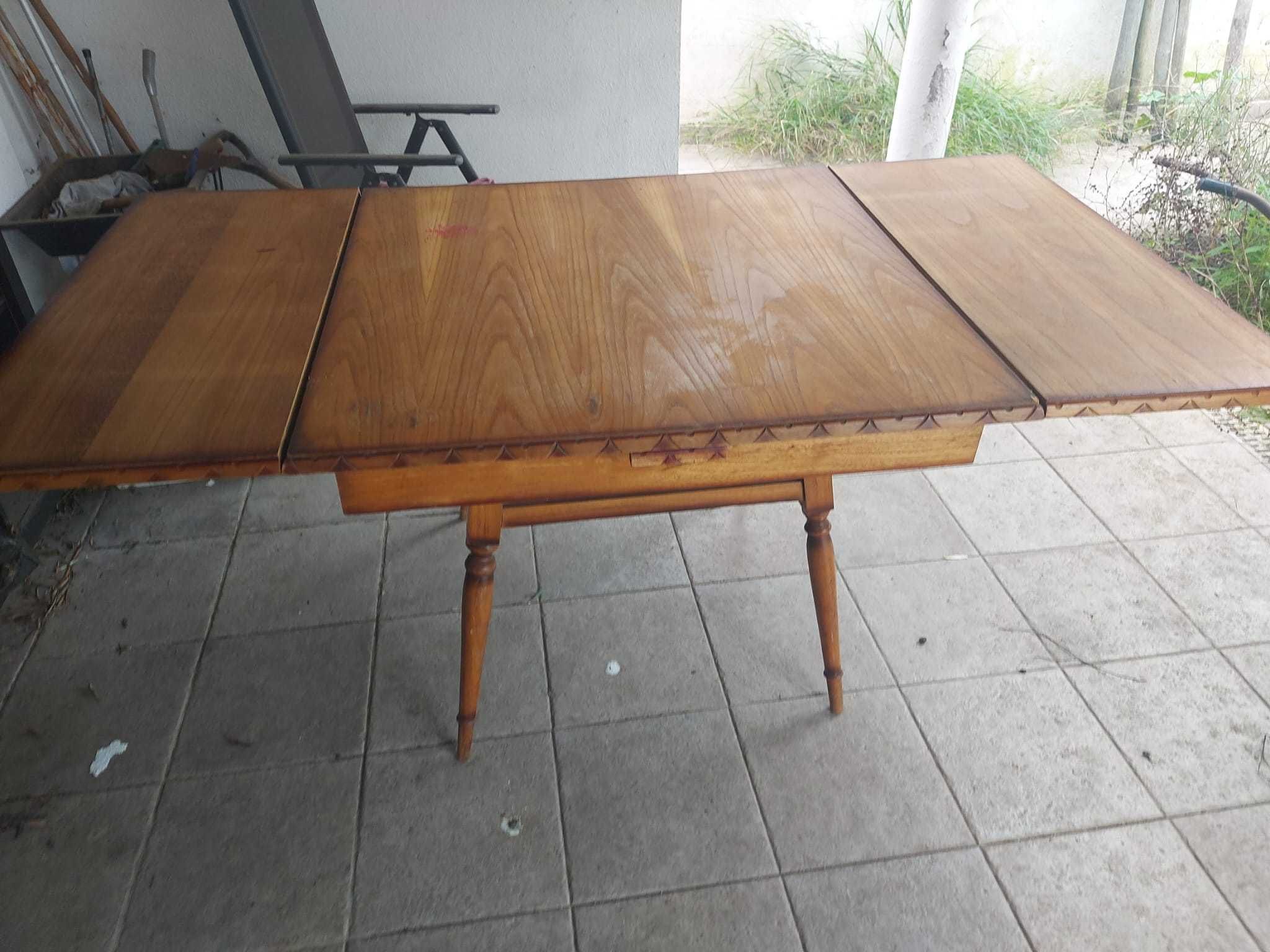 Mesa e 4 Cadeiras antigas