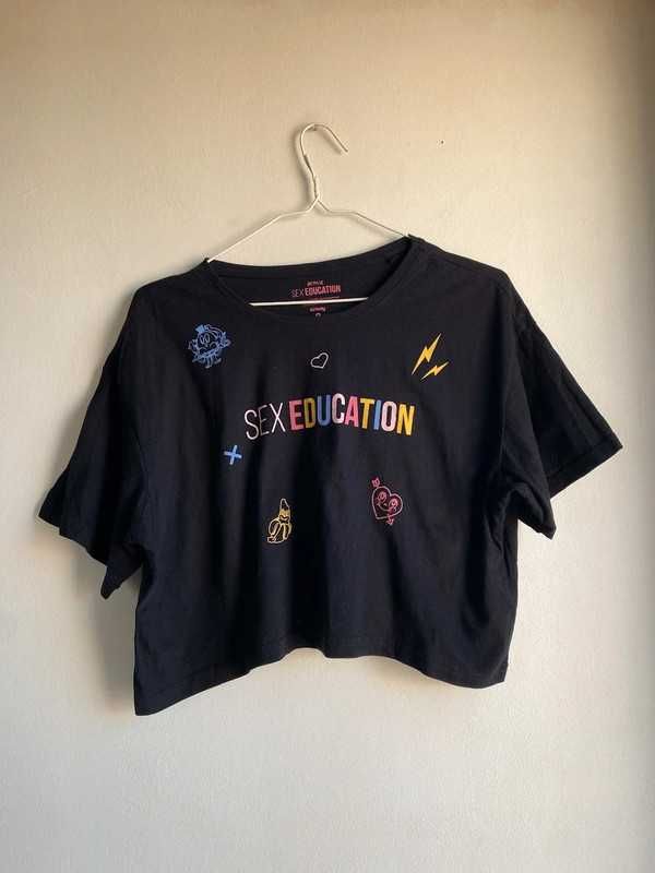 Krótki czarny t-shirt S*x Education S/M Sinsay