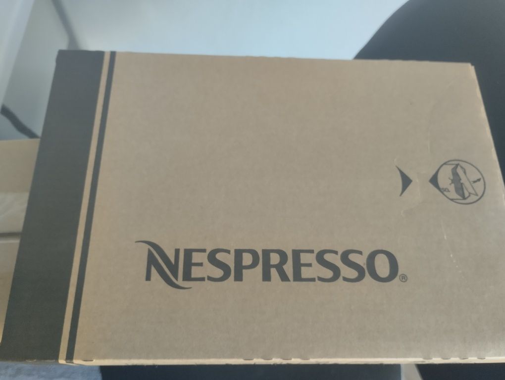 Máquina de café Nespresso Essenza Mini preta