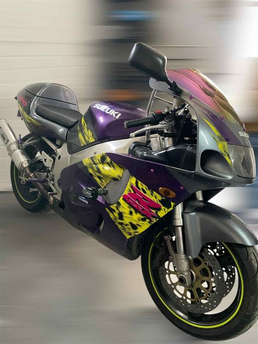 Vendo GSXR 750 impecável