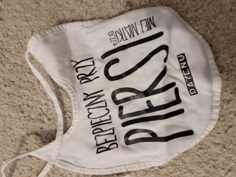 Śliniaczek dayenu Bezpieczny przy piersi mej matki