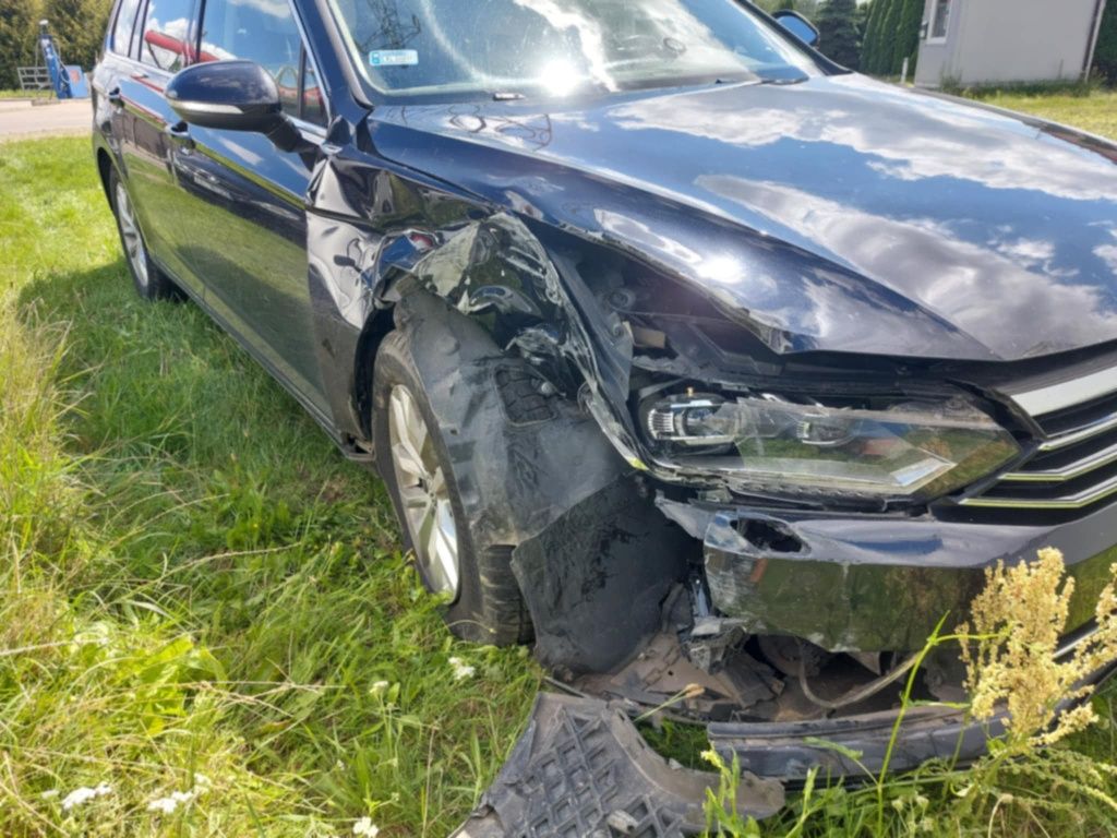 VW Passat B8 2016, 1.6 TDI, Uszkodzony, silnik odpala, podłużnice cale