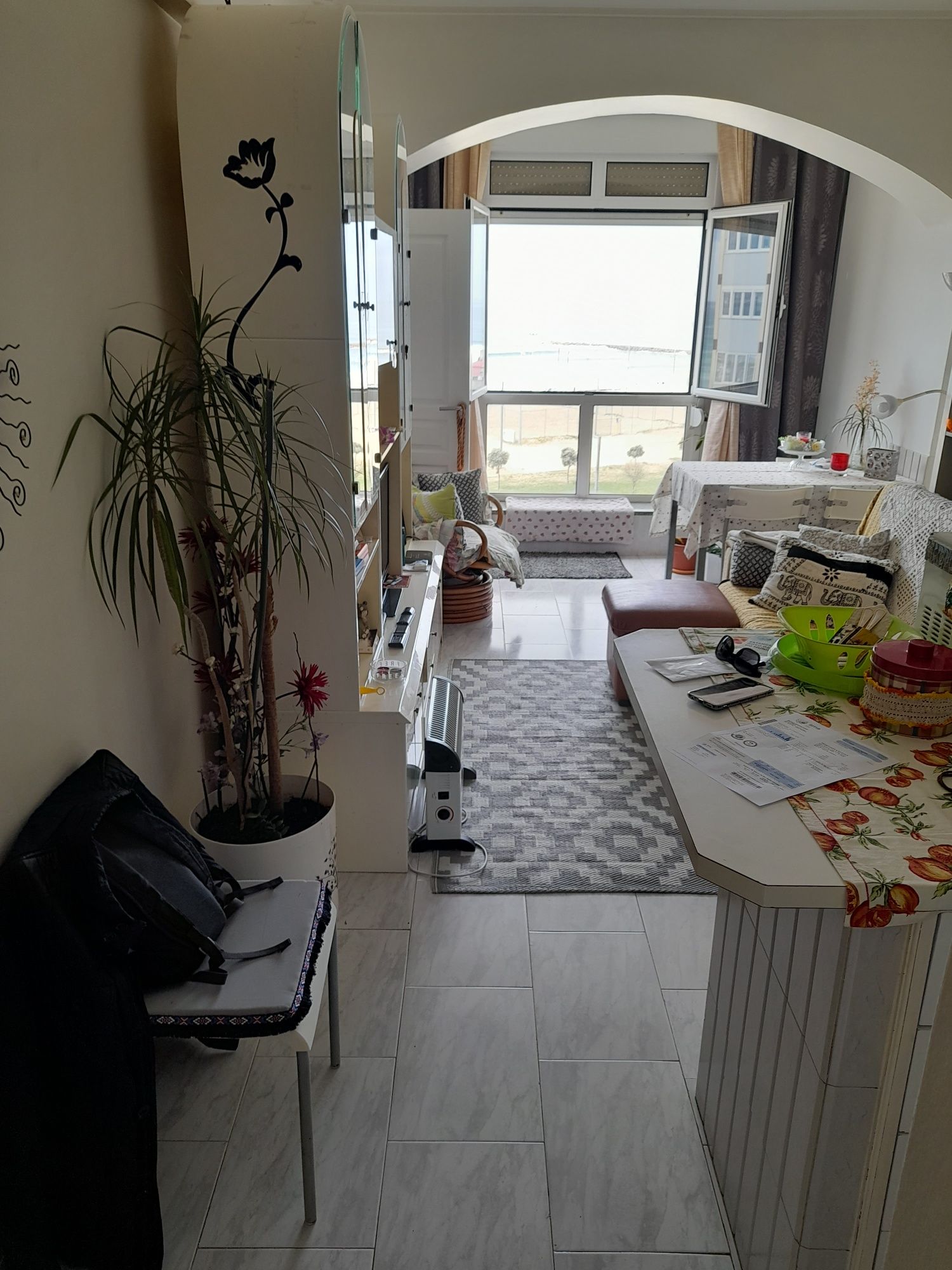 Quarto com 25m2, cama de casal. Arrendo a casal sem filhos ou 1 pessoa