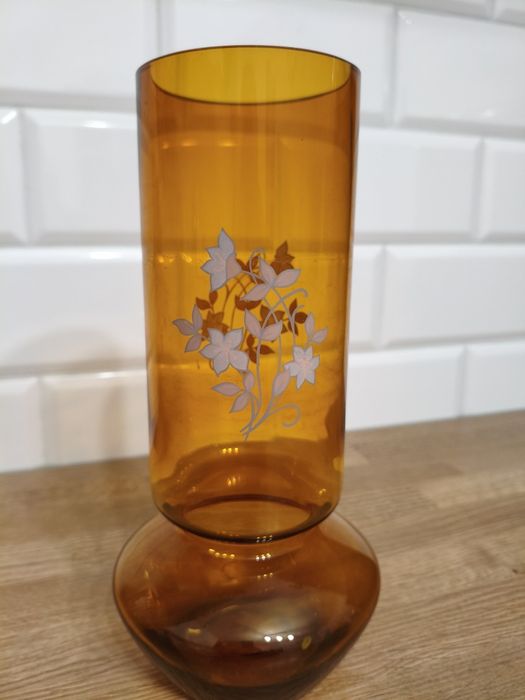 Szklany wazon w kolorze bursztynowym