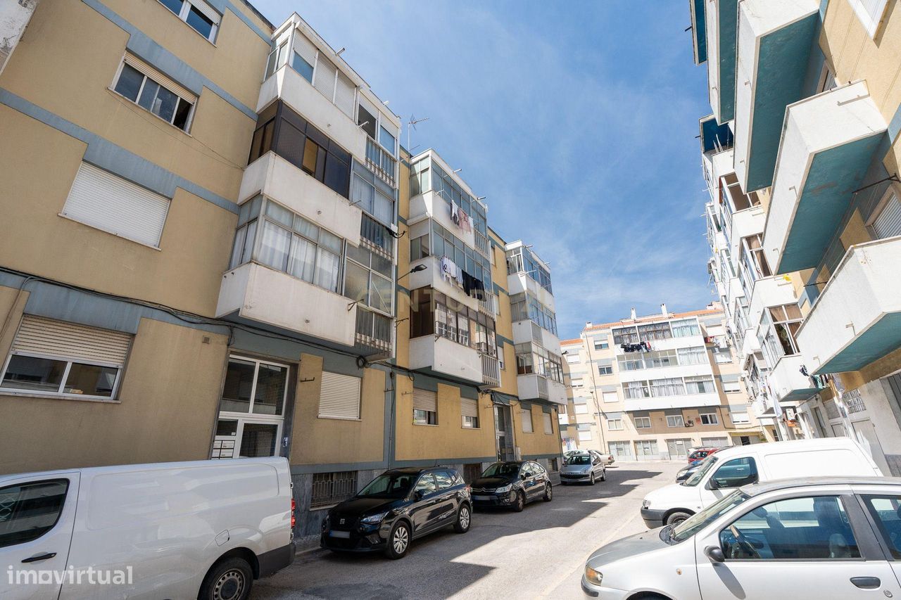 Apartamento T1 em Corroios com Luz Natural e Boa Localização
