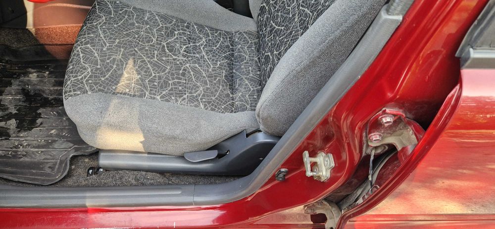 Деу Ланос 1.5 червоний