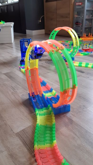 Tor samochodowy świecący