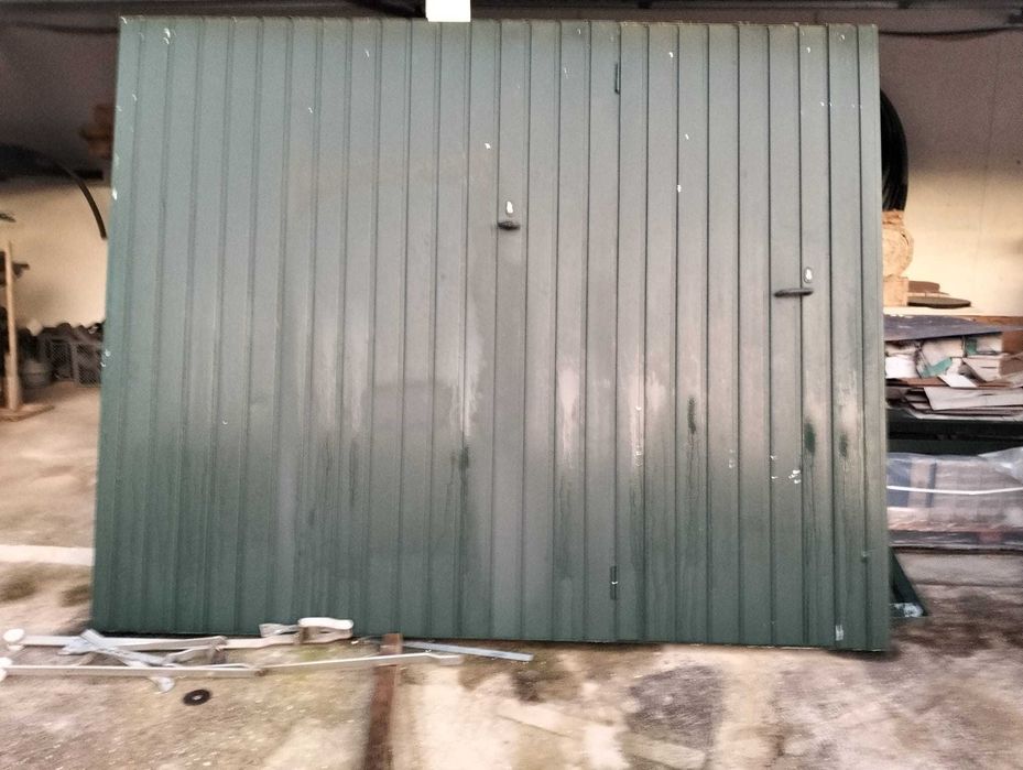 Portão basculante com porta de homem