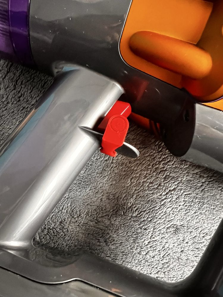 Blokada przycisku zasilania dyson