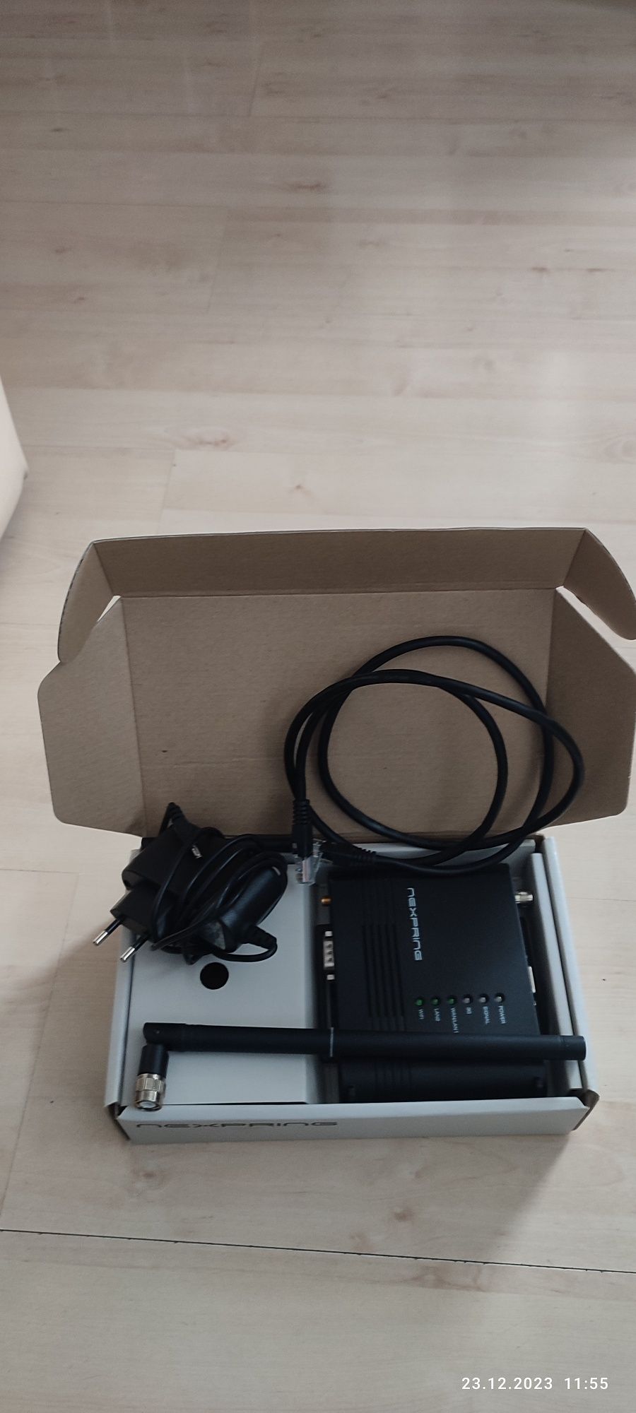 Router Nexpring NP10Mz akumulatorem i slotem karty SIM.