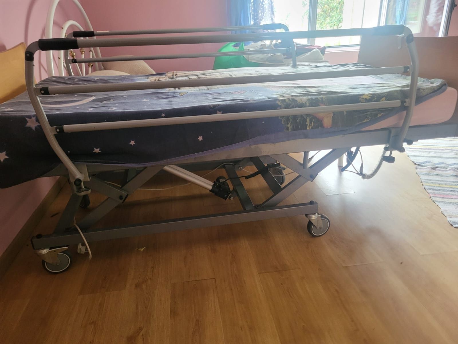Cama articulada semi nova com elevador
