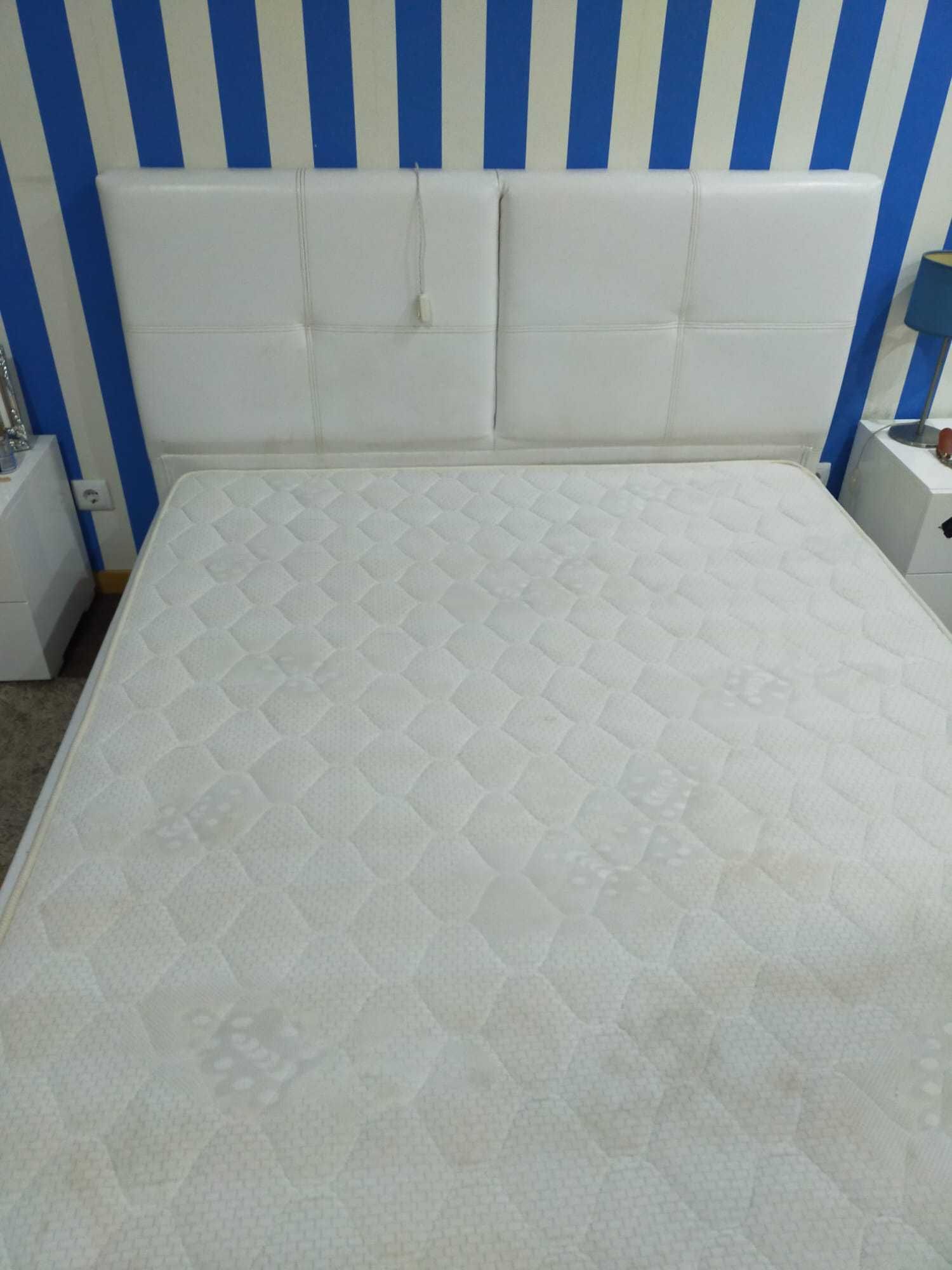Cama de casal branca com colchão