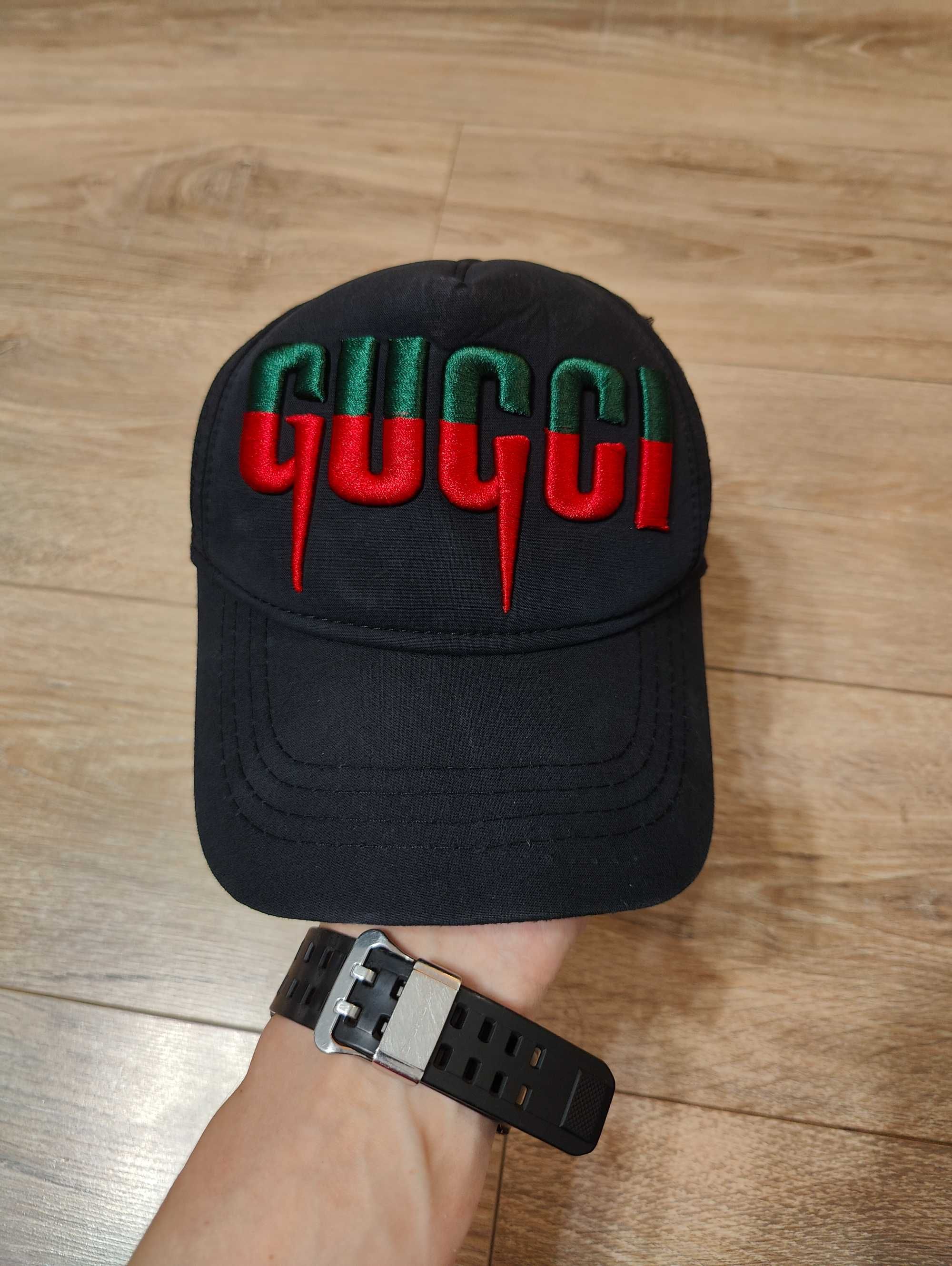 Продам кепку бейсболку Gucci