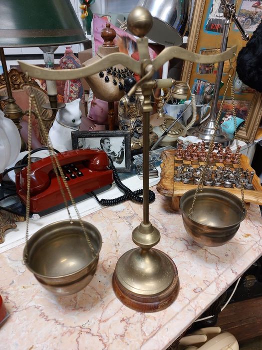 Antiga balança da justiça em latão 

Balança de justiça antiga, t