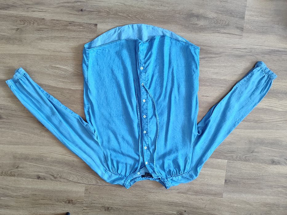 Jeansowa bluzka na długi rękaw zapinana na guziki