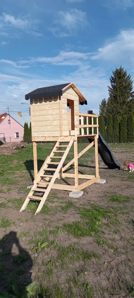 Drewniany Domek dla dzieci ze zjeżdżalnią