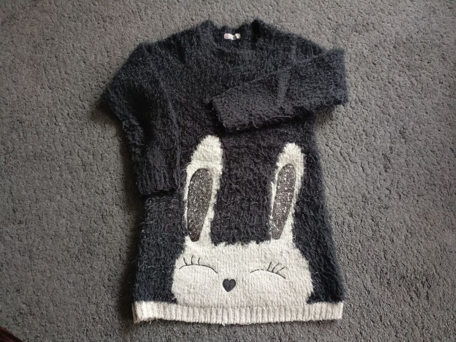 Przedłużany sweterek z króliczkiem 122