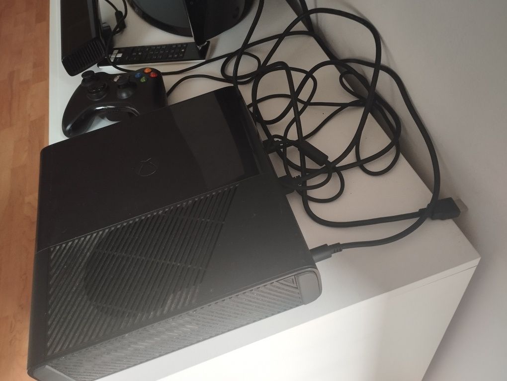 Xbox 360 E 5 lat gwarancji kupione z cex call of duty + gry