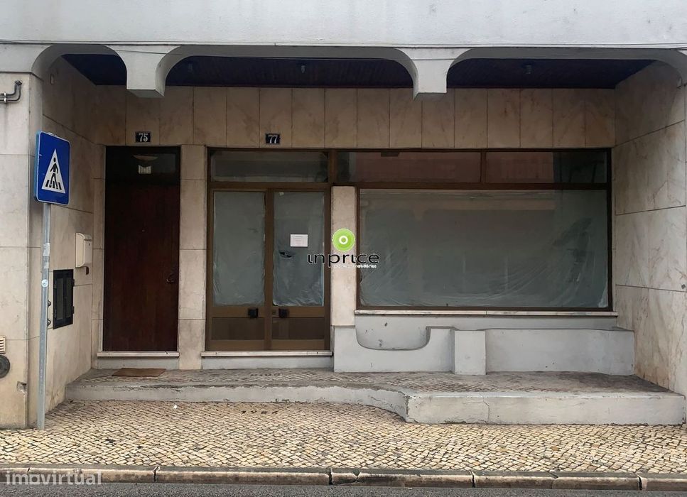 Loja com 2 pisos Sobral de Monte Agraço.