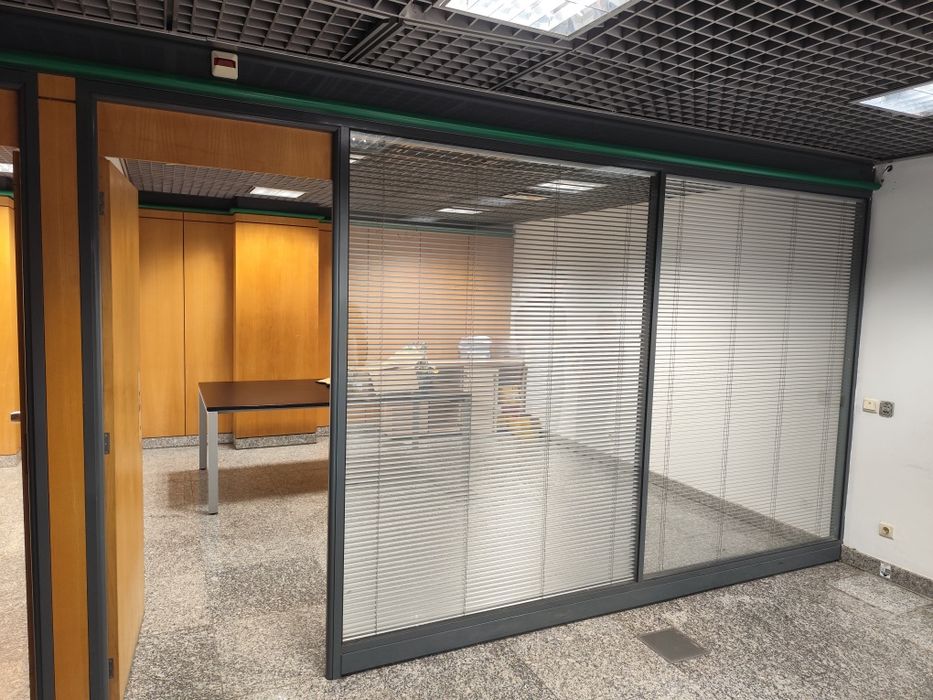 Divisória escritório com estores internos