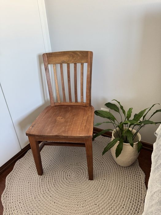 Antiga cadeira de madeira estilo Olaio