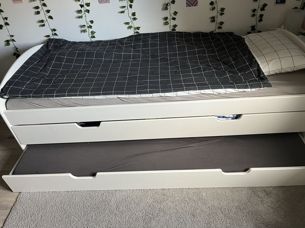 Łóżko podwójne z wysuwanym dołem i szufladą plus dwa materace 90x200