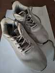Buty sportowe typu adidasy.